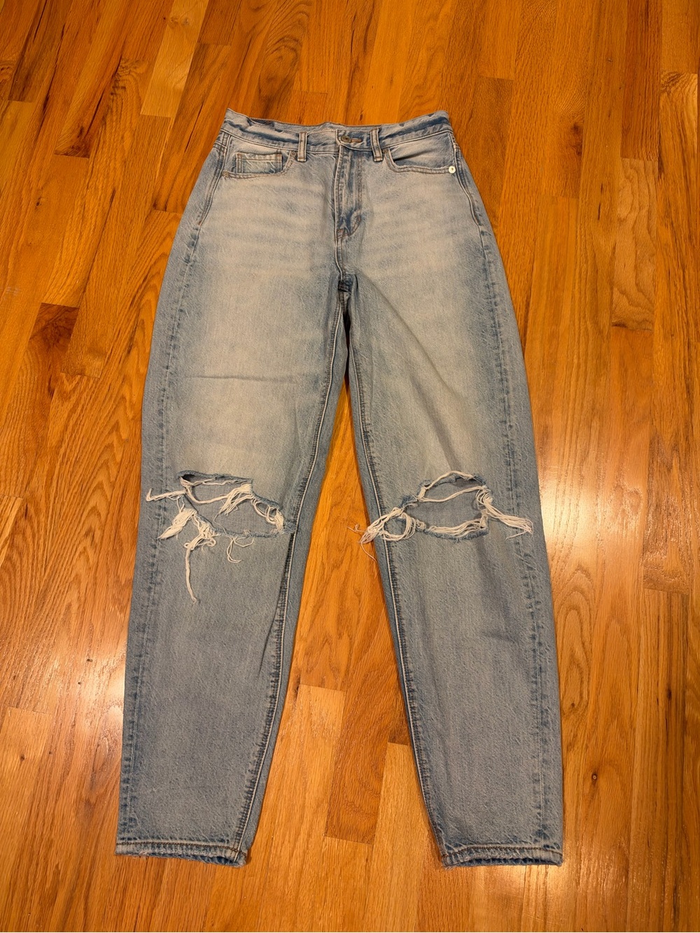 American Eagle Outfitters Light Blue Distressed Relaxed Mom Jean